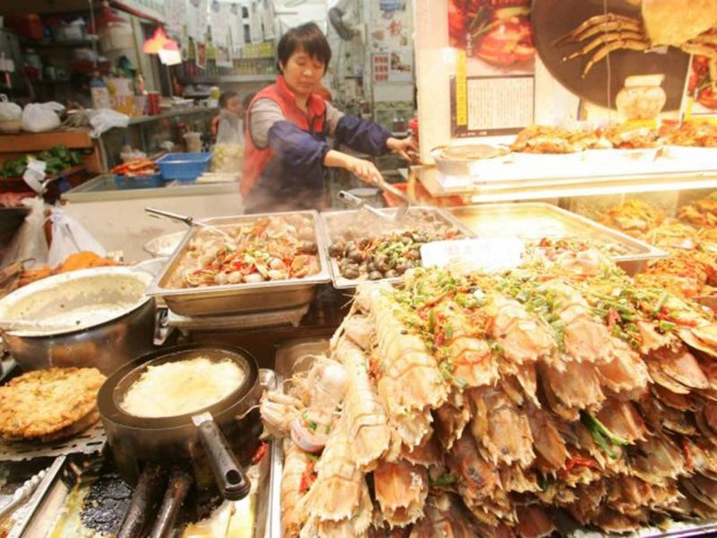Đôi khi những món ngon lại được bày bán ở vỉa hè như thế này đấy! (Nguồn: Sưu tầm)