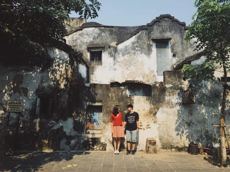Bức tường trên đường Hoàng Văn Thụ loang lổ vết dấu thời gian
