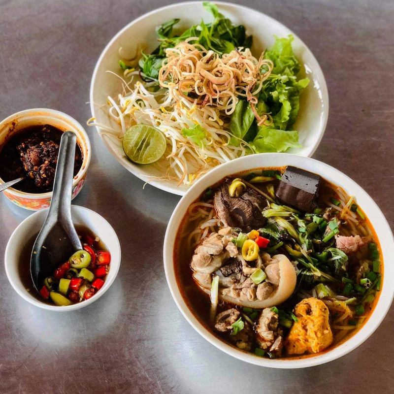 Bún bò quán Cẩm