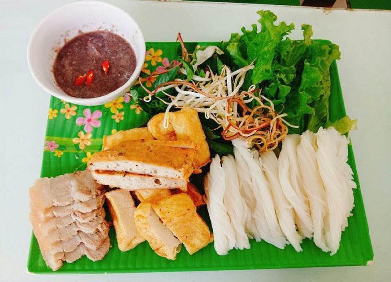 Ngoài bún chả, quán Bà Chằn còn có bún đậu mắm tôm hấp dẫn không kém