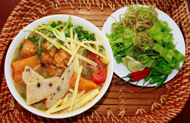 Bún chả cá ăn kèm với món rau sống.