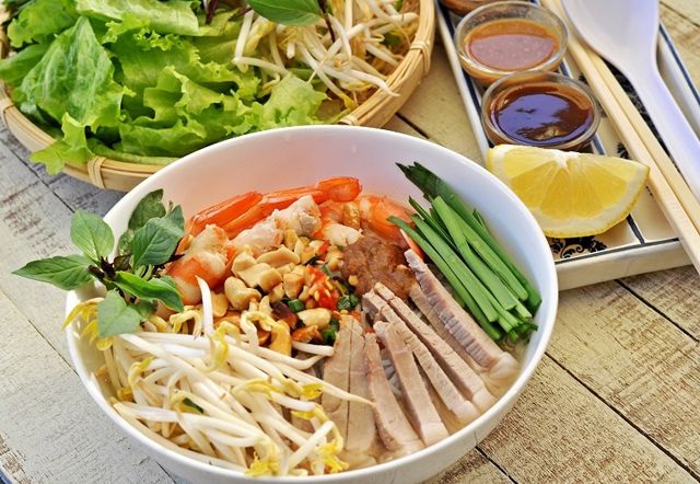 Bún gỏi già Mỹ Tho với vị đậm đà của nước lèo, chua thanh của me và béo bùi của thịt ba chỉ, của đậu phộng, cay nồng của ớt, mùi thơm của rau hẹ và các thứ rau sống khác…
