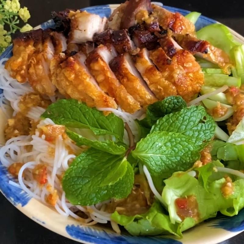 Bún mắm nêm thịt quay