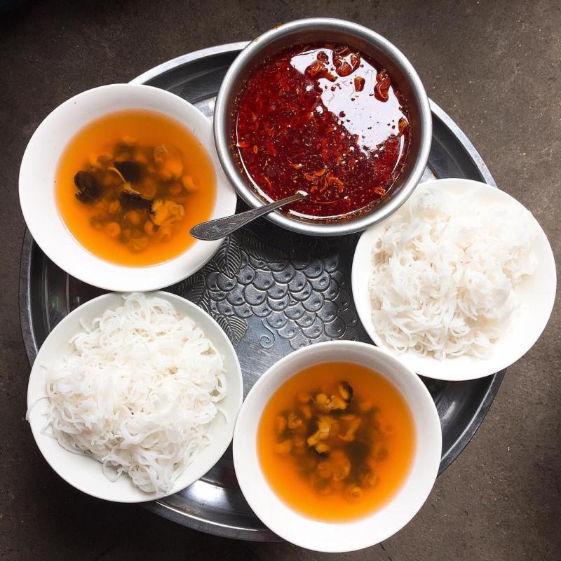 Suất bún ốc cô Báu