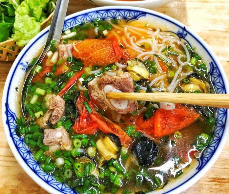 Bún ốc sườn Cô Sáu