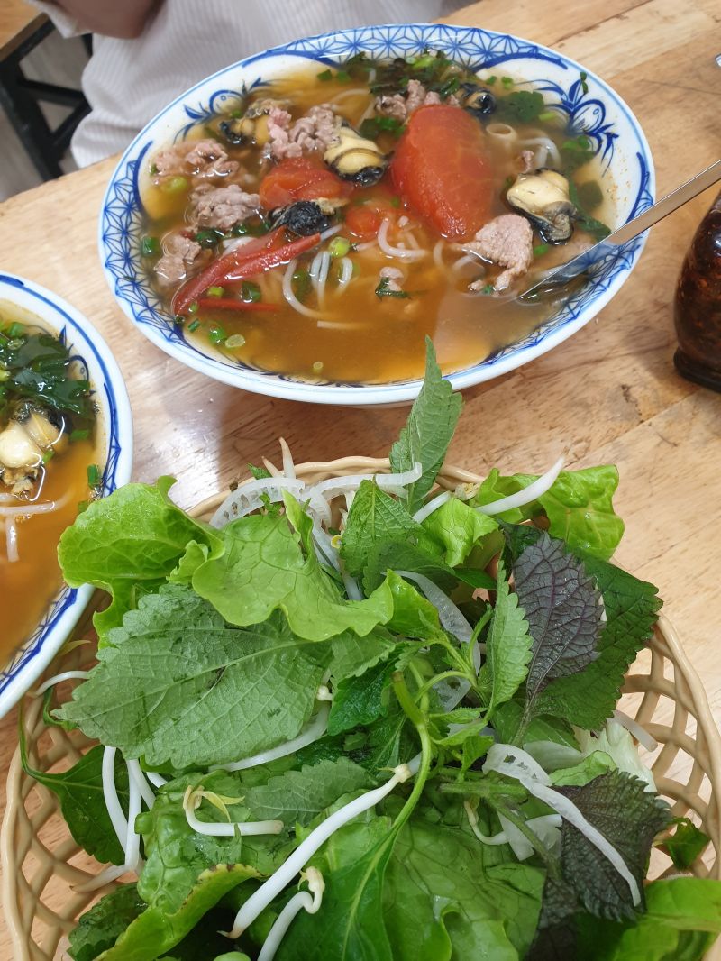 Bún ốc sườn Cô Sáu