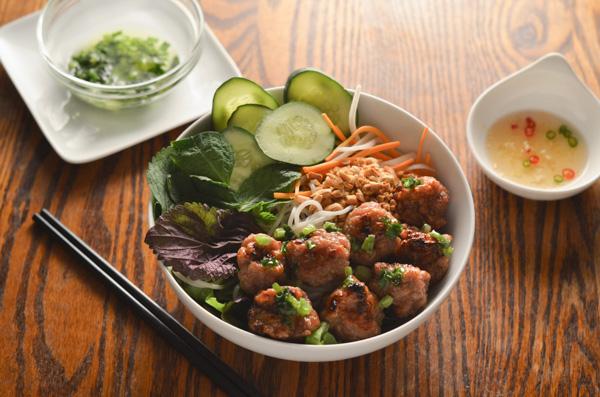 Bún trộn nem nướng