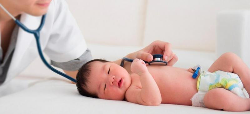 Bụng nhô cao - Con có vấn đề về đường ruột.