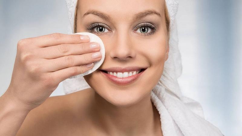 Cuối cùng, bạn rửa sạch với nước ấm và vỗ nhẹ cho khô.