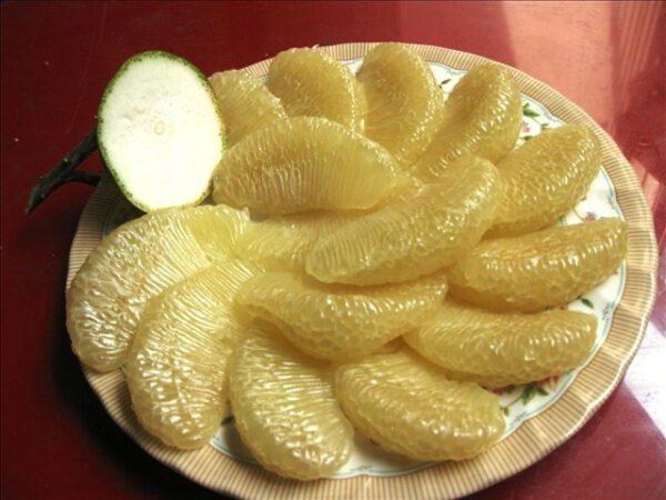 Bưởi Diễn có màu vàng và thường có vị ngọt sắc, quả nhỏ chứ không quá to