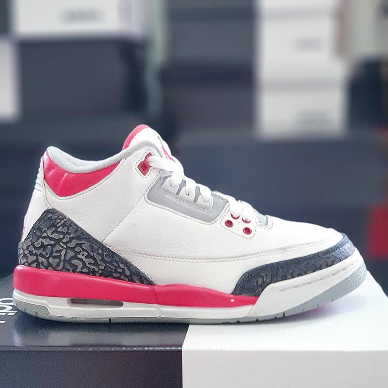 Burn shop là một cửa hàng chuyên giày 2nd các dòng sneaker và boot da đến từ những thương hiệu nổi tiếng trên thế giới như Nike, Adidas, Converse, Clark, Timber,..