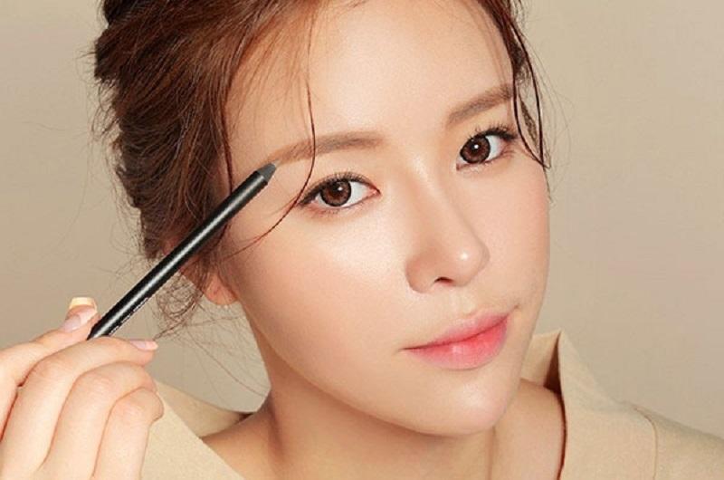 ﻿﻿Bút kẻ mày có thể giúp bạn tạo ra một kết quả tự nhiên và mềm mịn hơn so với việc sử dụng bột kẻ mày