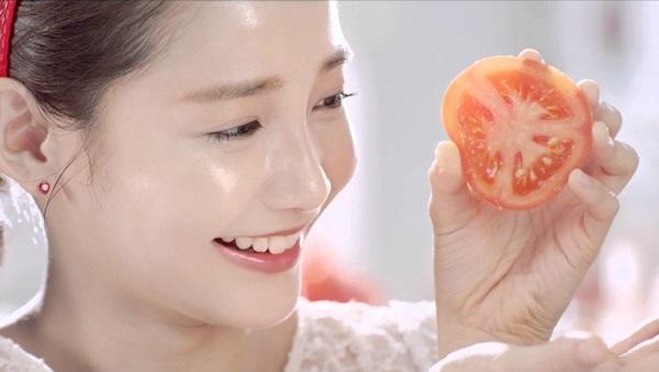 Trị thâm mụn với cà chua tươi