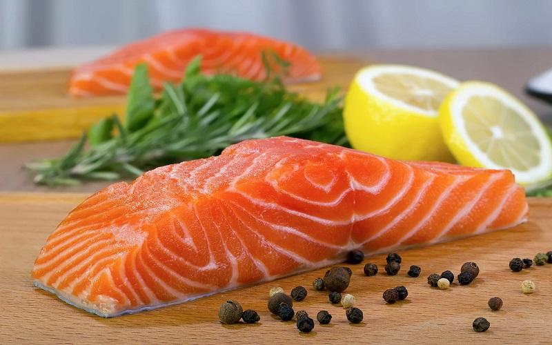 Bổ sung cá hồi hoặc hải sản