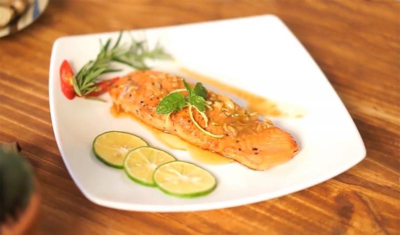 Cá hồi áp chảo sốt bơ chanh