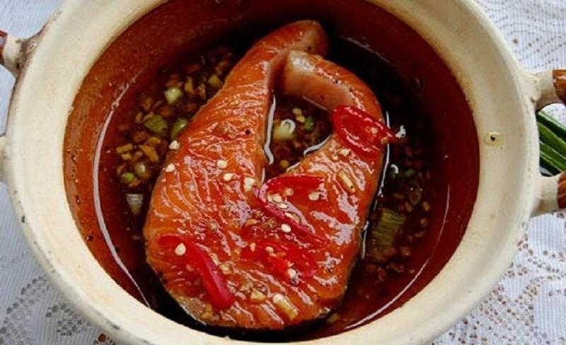 Cá hồi kho tộ thơm hấp dẫn.