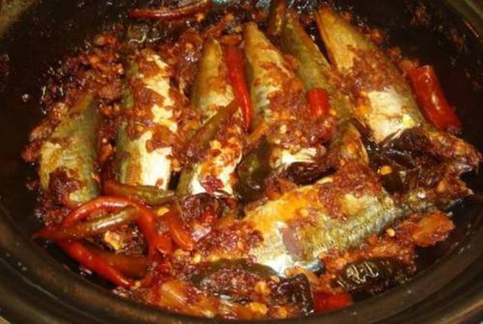 Cá nục kho nghệ