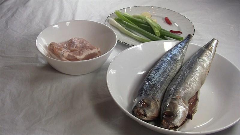 Cá nục kho thịt ba chỉ