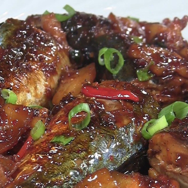 Cá nục kho thịt ba chỉ