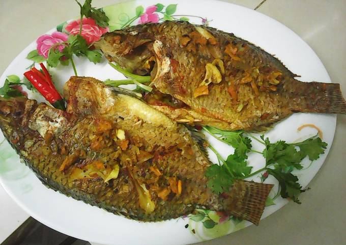 Cá rô phi chiên sả ớt