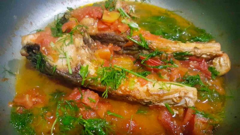 Cá trắm chiên giòn sốt cà chua
