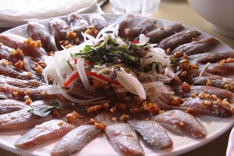 Gỏi cá trích là một món ăn nổi tiếng