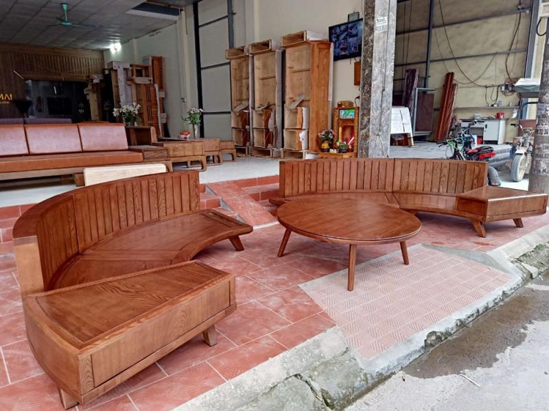 Các cửa hàng bán đồ gỗ ở đường Nguyễn Xiển