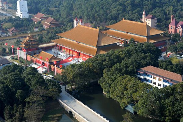 Nhiều du khách chứng kiến hình ảnh đoàn thái giám và cung nữ đi lướt qua họ.