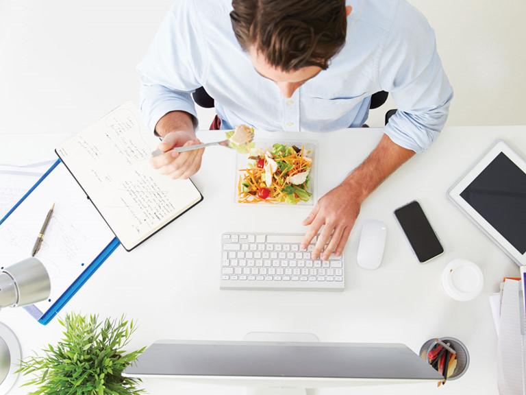 Các vật dụng công cộng ở văn phòng làm việc dễ mang mầm bệnh