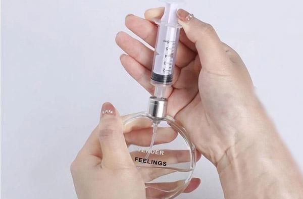 Cách chiết nước hoa bằng xilanh