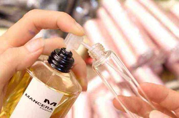 Cách chiết nước hoa sử dụng vòi xịt