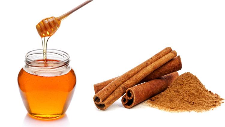 Ngoài mật ong, bột quế cũng là nguyên liệu có thành phần kháng khuẩn tốt, bảo vệ da khỏi tác nhân xâm nhập của vi khuẩn môi trường