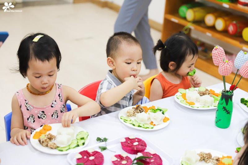 Cho bé tự bốc, tự xúc ăn