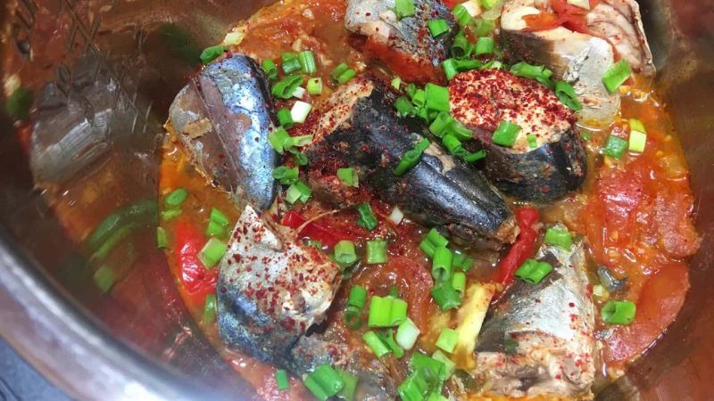 Cách kho cá nục với cà chua