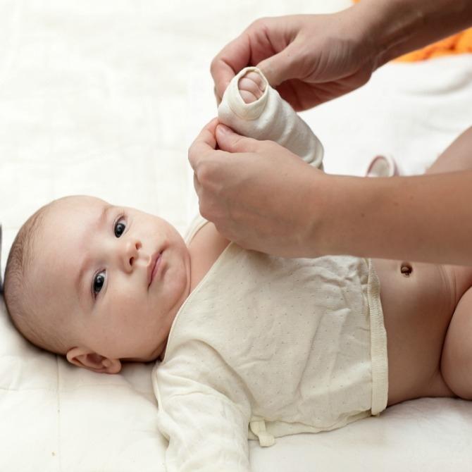 Cách mặc đồ cho trẻ