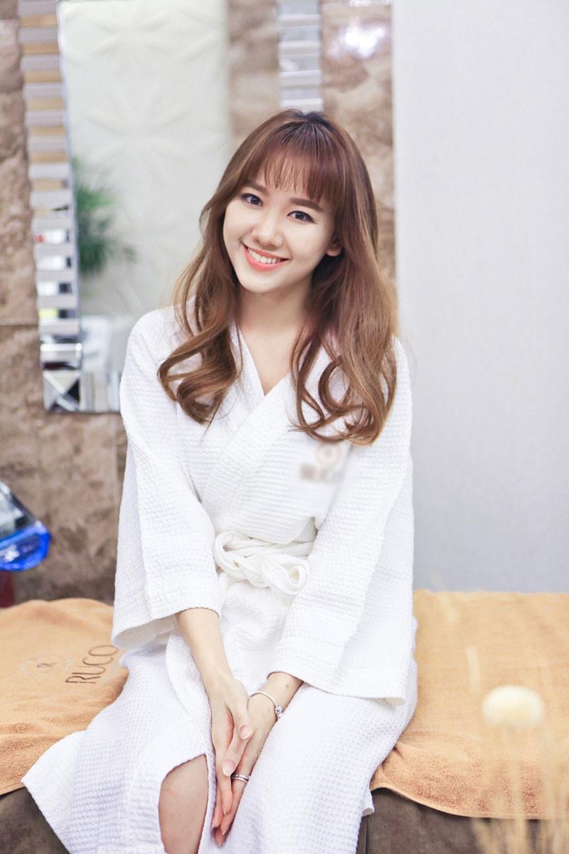 Hari Won giờ đây đã trả lời báo chí rất dễ dàng, cười nhẹ nhàng và duyên dáng hơn, ra dáng một người phụ nữ quý phái và sang trọng