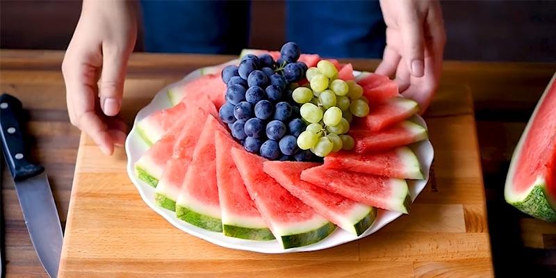 Cách trang trí đĩa hoa quả tráng miệng với dưa hấu và nho