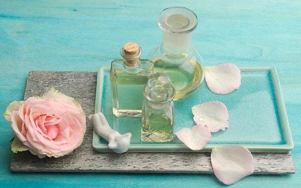 Sử dụng nước hoa hồng