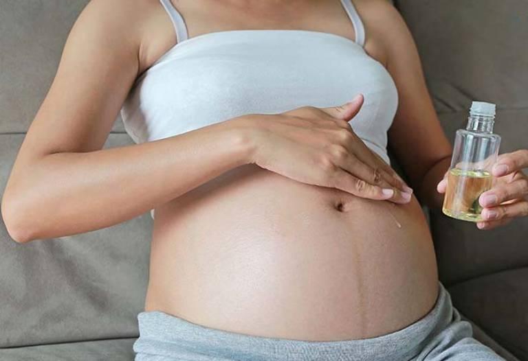 Trị rạn da bằng dầu cọ
