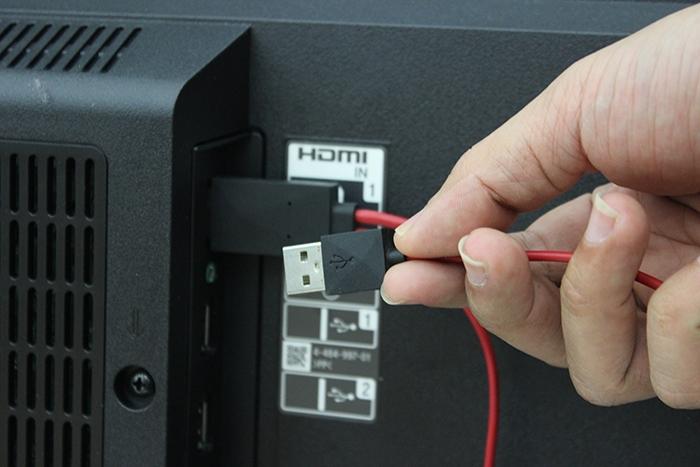 Cách truyền hình ảnh từ điện thoại lên tivi thông qua cổng VGA.