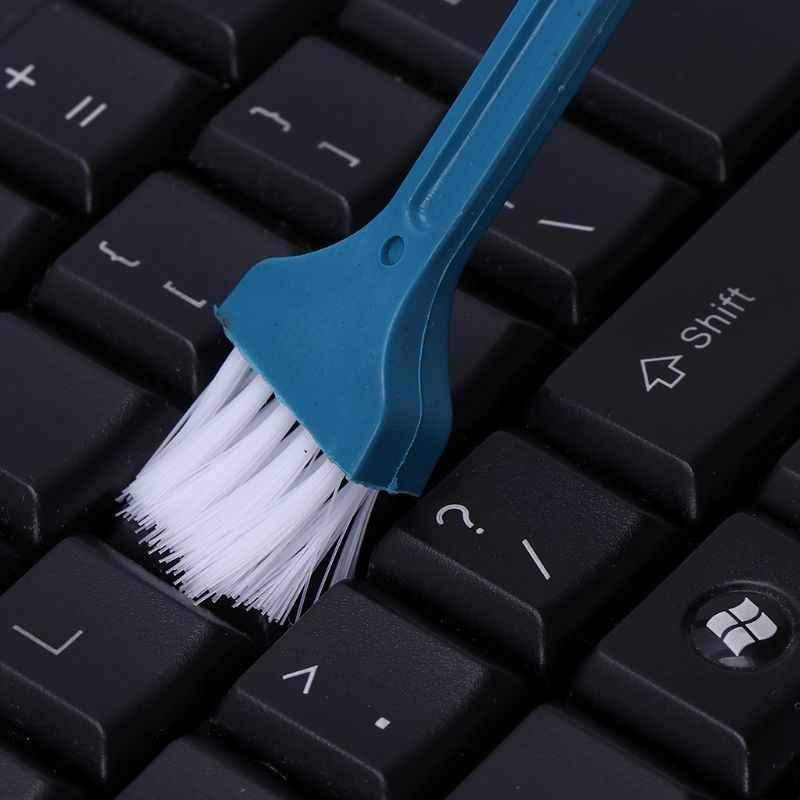 Sử dụng cọ mềm quét sạch những khe bàn phím