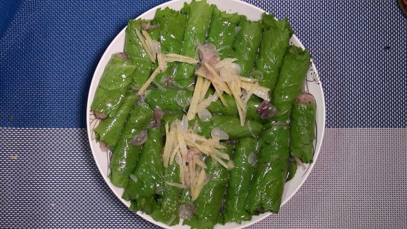 Cải bẹ xanh cuộn cá thác lác hấp gừng