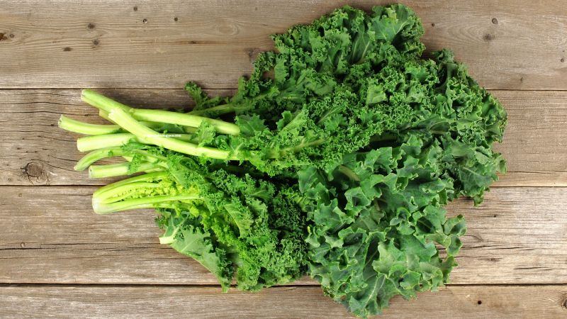 cải xoăn còn kết hợp với axit mật trong đường tiêu hóa, giúp làm giảm cholesterol trong cơ thể, do đó sẽ bảo vệ tim luôn khỏe mạnh.