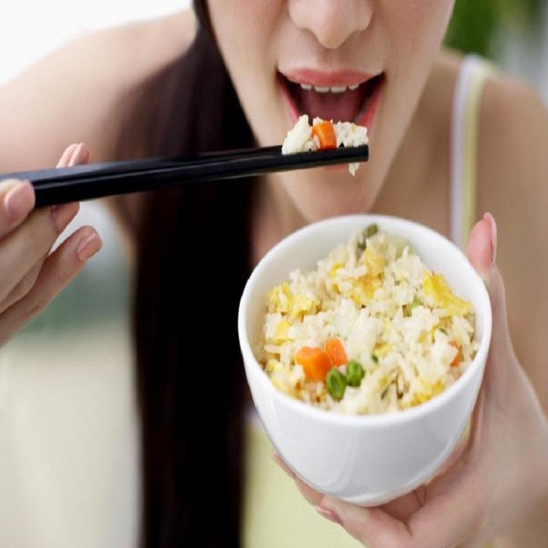 Không nên mải ăn không chú ý đến mọi người