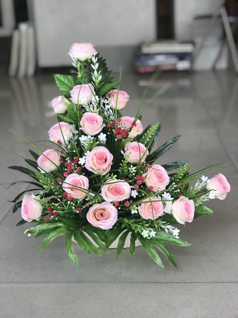 Cắm hoa để bàn hình chóp nón