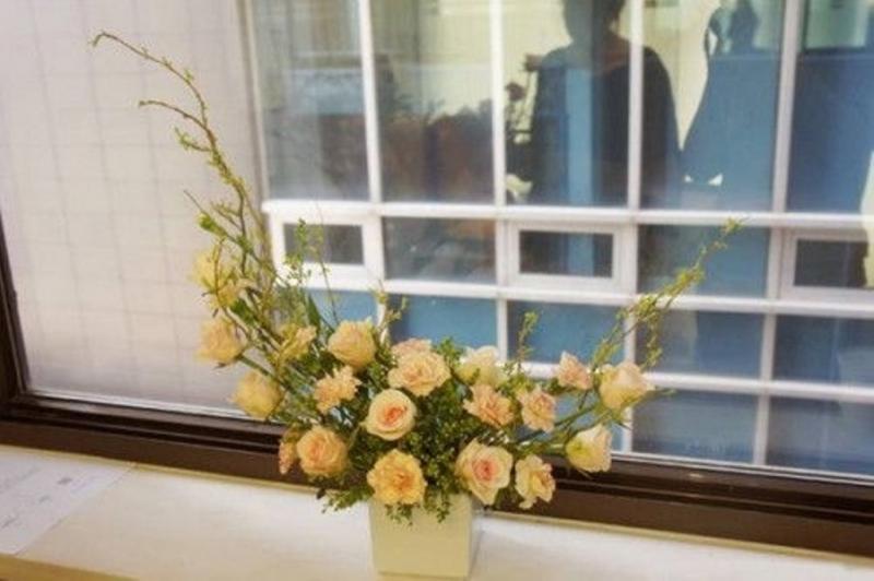 Cắm hoa theo hình lưỡi liềm/bán nguyệt