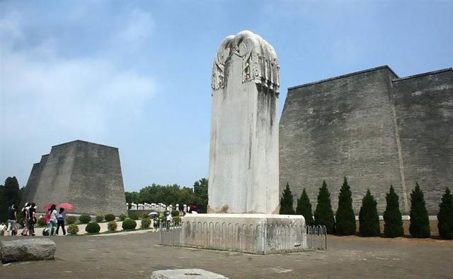 Bia không tên được cho là của Nữ hoàng Võ Tắc Thiên