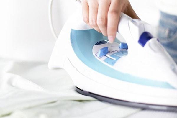 Cẩn thận khi ủi các chi tiết, hoa văn trên quần áo