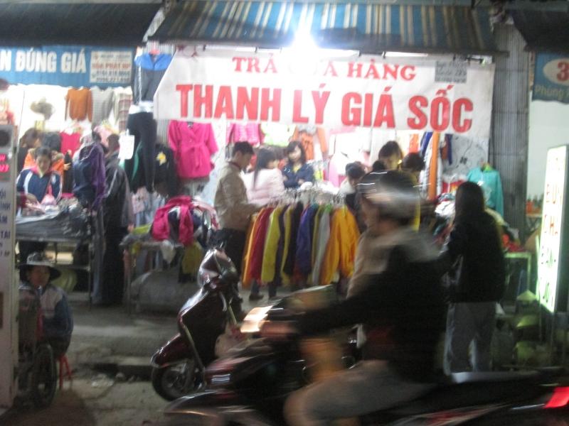 Hãy cảnh giác với những biển thanh lý, xả hàng