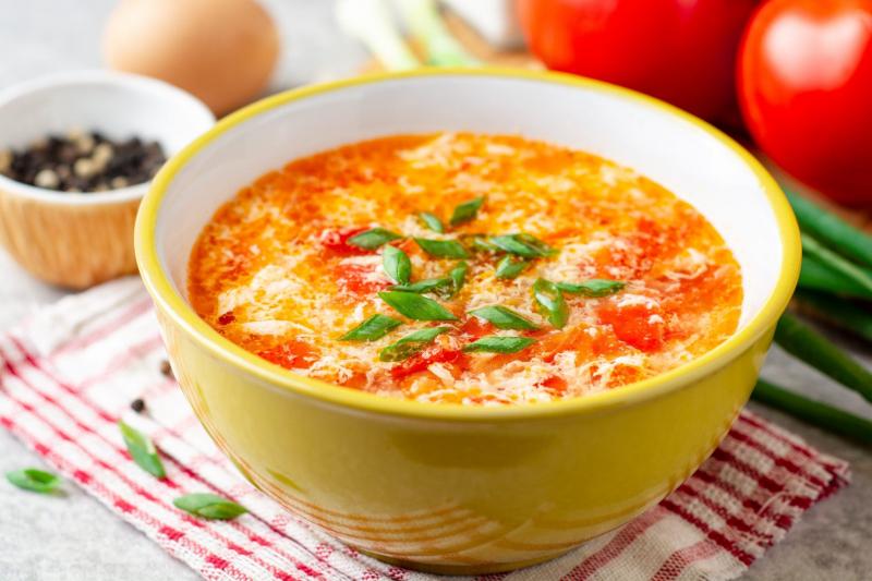 Canh cà chua trứng rất dễ chế biến